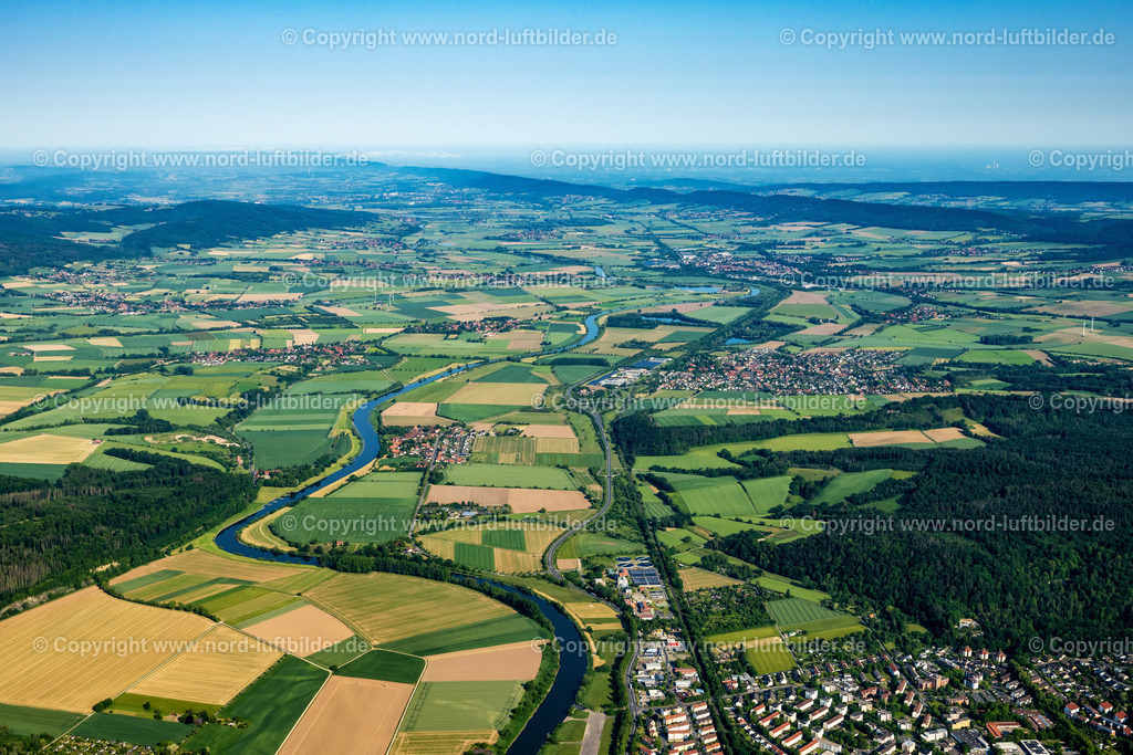 Hameln_ELS_4262050623 | HAMELN 05.06.2023 Stadtgebiet mit Außenbezirken und Innenstadtbereich an der Weser in Hameln im Bundesland Niedersachsen, Deutschland. Weiterführende Informationen bei: Stadt Hameln. // Urban area with outskirts and inner city area on the Weser in Hameln in the state Lower Saxony, Germany. Further information at: Stadt Hameln. Foto: Martin Elsen