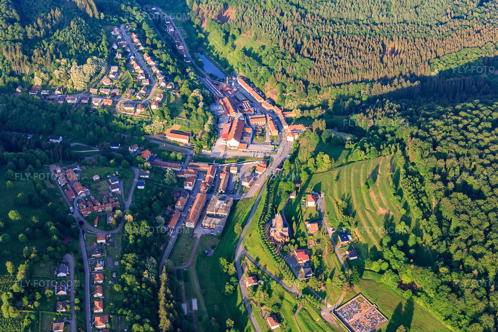 Aerial view: La Grande Place - Musée Saint-Louis in Saint-Louis-lès-Bitche in the state Moselle, France. – Photo: IMG_107271.jpg taken on 05/18/2018 by Werner Riehm/FLY-FOTO.com – Resolution of the original: 5359 x 3573 px – Cristallerie Saint-Louis