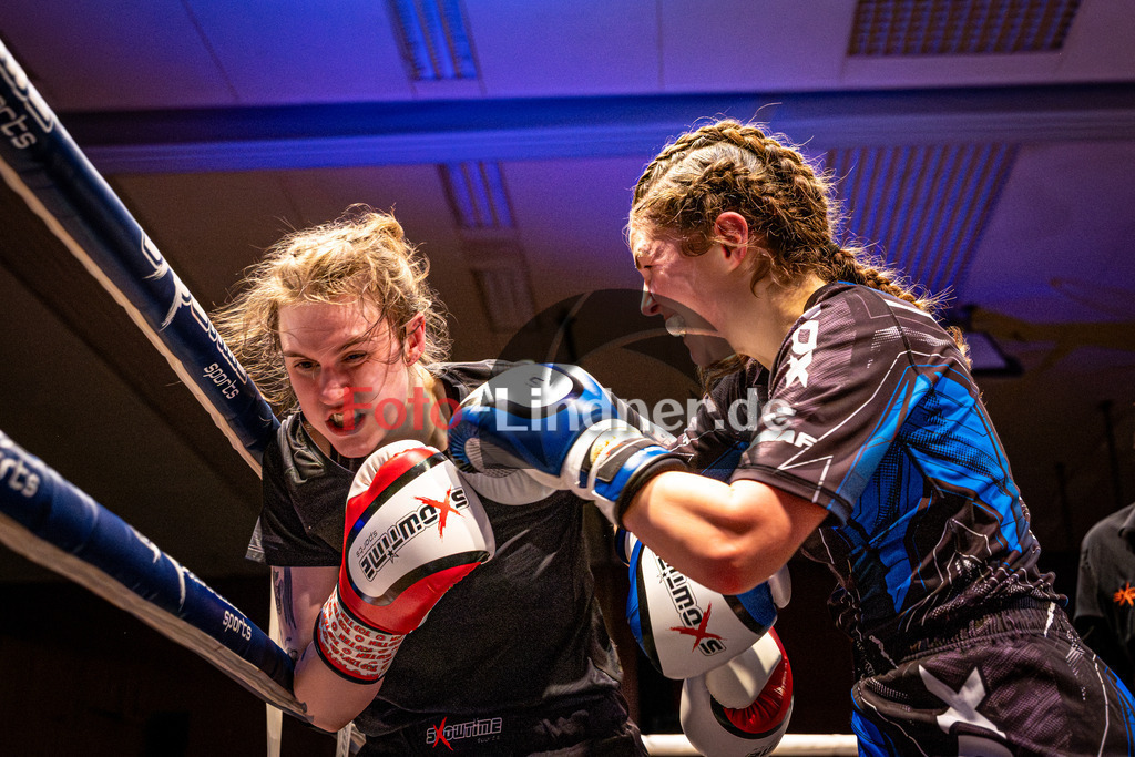 Sonja Özgisi (Sei Wasser Bad Tölz) blau gegen Franziska Waiser (MFA Penz) rot | MFA Fight Night Frauen K1 -67kg Kampf 7, Sonja Özgisi (Sei Wasser Bad Tölz) blau gegen Franziska Waiser (MFA Penz) rot, 20251108,,2025-11-08 in Penzberg (Wellenberghalle Penzberg), Copyright: WolfgangxLindner www.foto-lindner.de