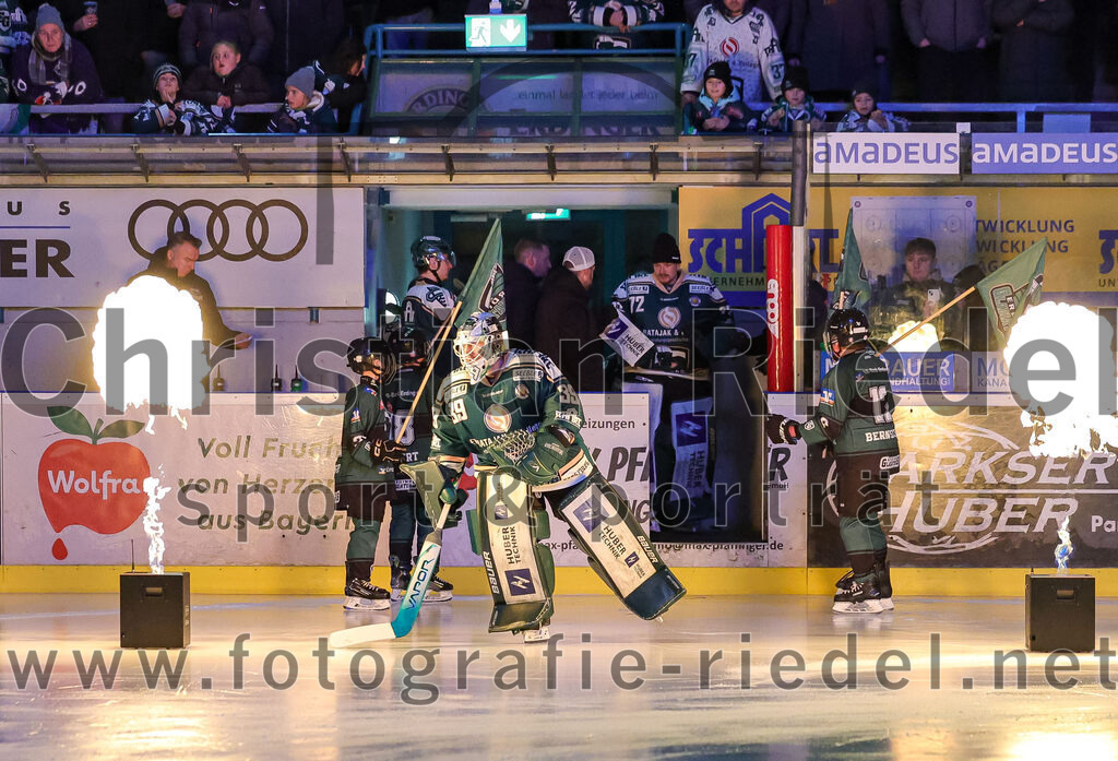 2025-12-23_009_TSV_Erding_gegen_Heilbronner_Falken | Erding, Deutschland, 23.12.2025:Eishockey, Oberliga Süd 2025 / 2026, 29. Spieltag, TSV Erding gegen Heilbronner Falken, Endergebnis: 5:4Torwart Leon Meder (Erding Gladiators, #39)Foto: Christian Riedel / fotografie-riedel.net
