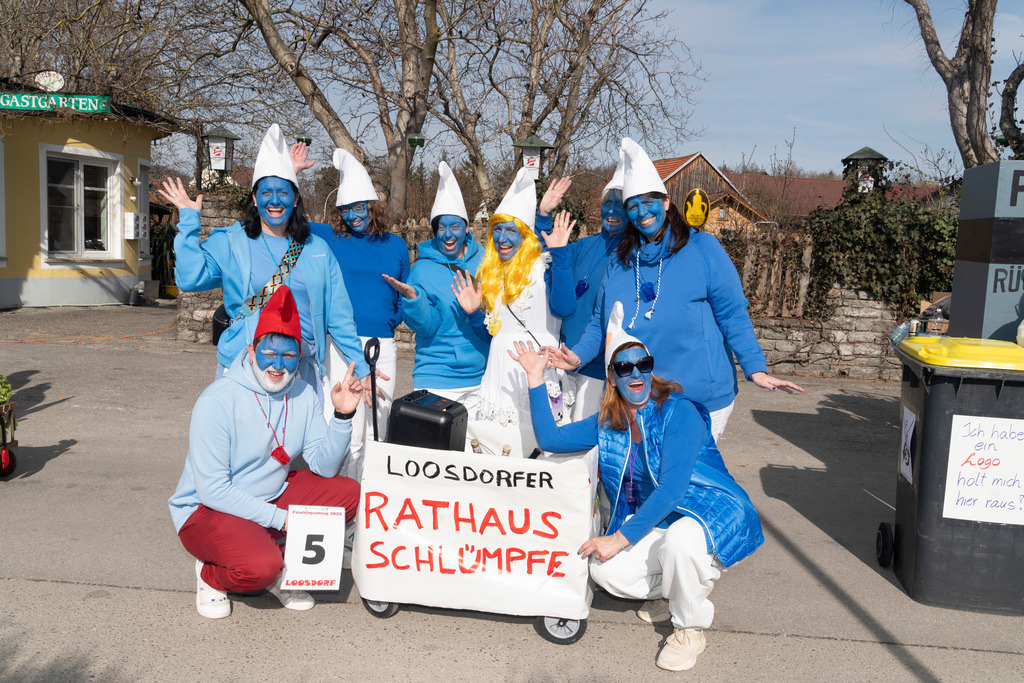 Umzug2025-009_8773 | Fotostrecke: FASCHINGSUMZUG 2025 in Loosdorf. 22 Masken(gruppen)-Teilnehmer: Loosdorfer Vereine, Wirtschaftstreibende, Gemeindeabordnungen sowie Kreditinstitute. rund 700 Besucher entlang der Hauptstrasse. Veranstaltungs-Sicherung durch Mannschaft der FF-Loosdorf mit schwerem Gerät. Maskenprämierung am EKZ-Platz durch Bgm. Thomas Vasku in den Kategorien: Bester Festwagen (Fa. gkonzept-Groissenberger; Beste Personengruppe-ASK-Loosdorf; Beste Einzelperson; Weiteste Anreise-FF Schollach;