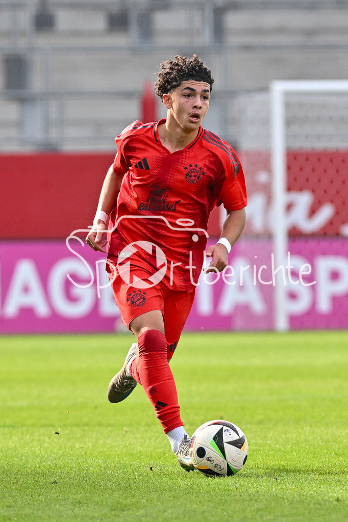 FC Bayern München U19 - SpVgg Unterhaching U19 | am Ball Jussef NASRAWE (FC Bayern München U19 #10) / Freisteller / Einzelfoto
