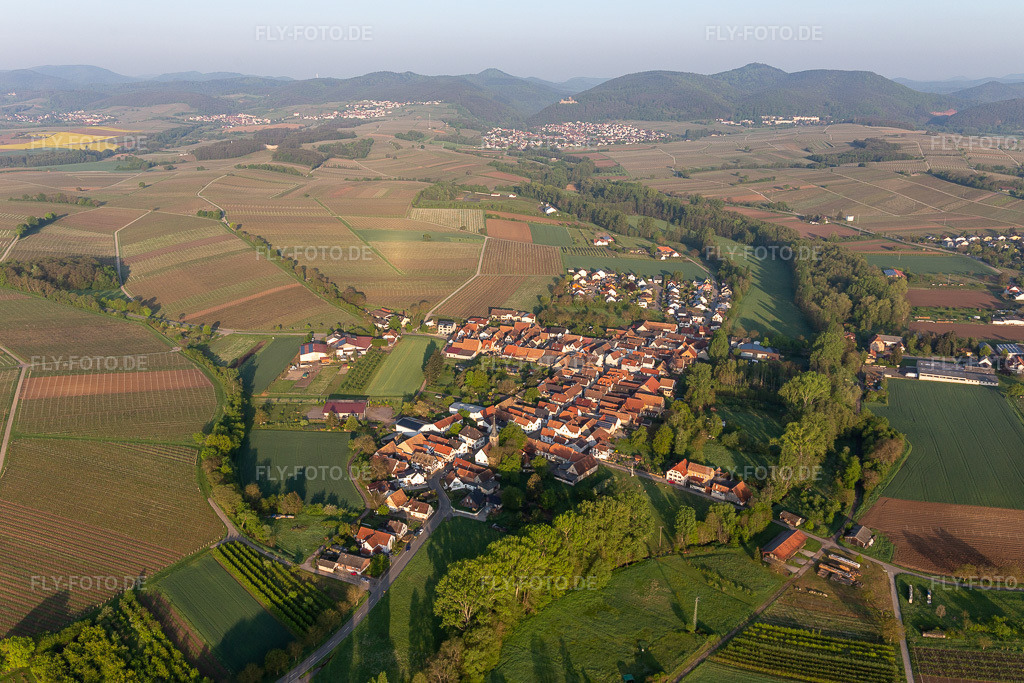 Luftbild: Ortsansicht im Ortsteil Heuchelheim in Heuchelheim-Klingen im Bundesland Rheinland-Pfalz in Deutschland. Foto: IMG_113850.jpg vom 01.05.2019 durch Werner Riehm/FLY-FOTO.de