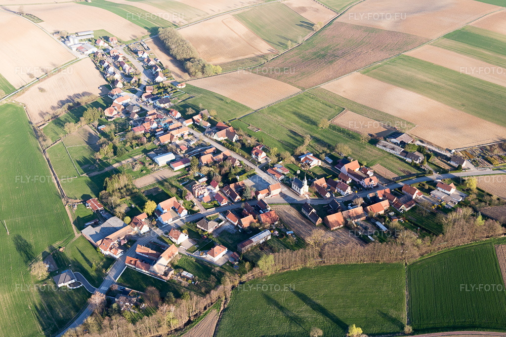 Vue aérienne: Vue de la ville à Crœttwiller dans le département Bas Rhin, France. Photo: IMG_097842.jpg prise le 27/03/2017 par Werner Riehm/FLY-FOTO.euRésolution de l'original: 5472 x 3648 px