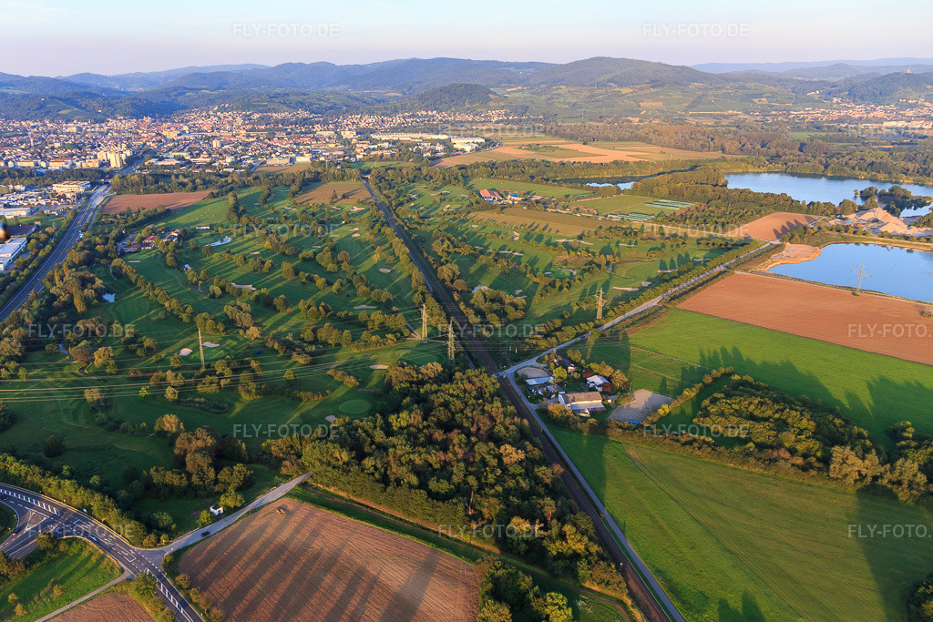 Luftbild: Bahnstrecke zerschneidet den Golfplatz des Golf-Club Bensheim e.V. in Bensheim im Bundesland Hessen in Deutschland. Foto: IMG_103084.jpg vom 28.08.2017 durch Werner Riehm/FLY-FOTO.deGolfclub Bensheim