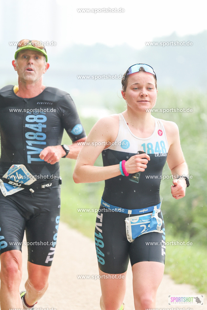 LUR_1161 | 34. M-net Erlanger Triathlon 2025 #erlangertriathlon  #mnettriathlon2025 #mnettriathlon #team #olympischedistanz #mitteldistanz #triathlon #maindonaukanal  #erlangertriathlon2025 #yourpictrs #tv1848 #tv1848erlangen  #triathlonbayern #sportinerlangen #demsportverbunden #sportshot_your_pictrs Copyright: www.sportshot.de