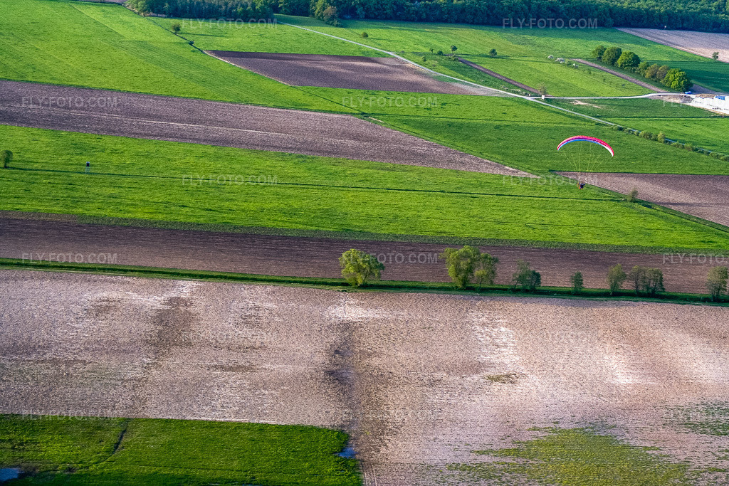 Aerial view: Paragliders over flooded fields in Biblisheim in the state Bas-Rhin, France. – Photo: IMG_10669.jpg taken on 05/04/2008 by Werner Riehm/FLY-FOTO.com – Resolution of the original: 3456 x 2304 px