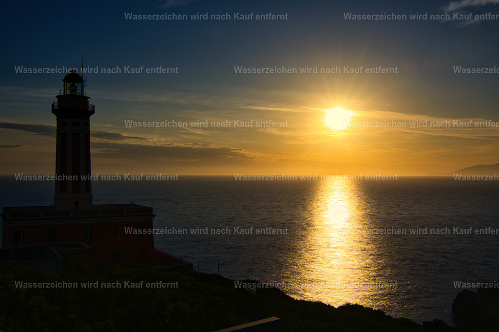 Capri - Blick zum Faro di Punta Carena mit Leuchtturm im Sonnenuntergang | Capri ist eine traumhafte Insel im Golf von Neapel, bekannt für türkisblaues Meer, beeindruckende Felsklippen, mediterrane Landschaften und die berühmten Faraglioni. - Realisiert mit Pictrs.com