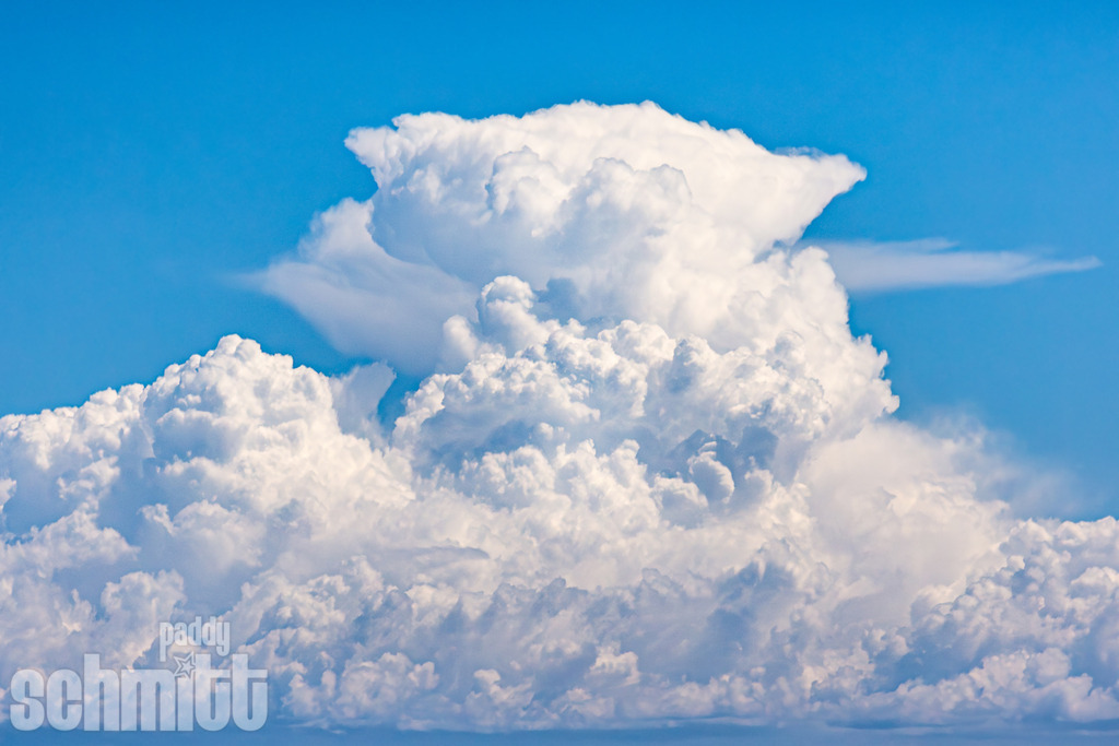 PS-Wolken-2026-14 | Entdecke die größte Bildgalerie der Region mit Fotografien aus dem Allgäu, der Bodenseeregion, Oberschwaben, dem Donautal und der Schwäbischen Alb. Landschaften, Luftaufnahmen und Reisefotografie als Wandbild und Fotokunst. - Realisiert mit Pictrs.com