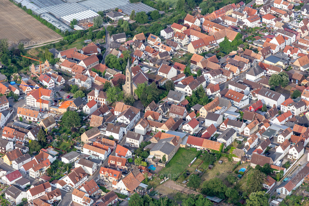 Luftbild: Protestantische Kirche Sondernheim im Ortsteil Sondernheim in Germersheim im Bundesland Rheinland-Pfalz in Deutschland. Foto: IMG_120839.jpg vom 03.06.2020 durch Werner Riehm/FLY-FOTO.de