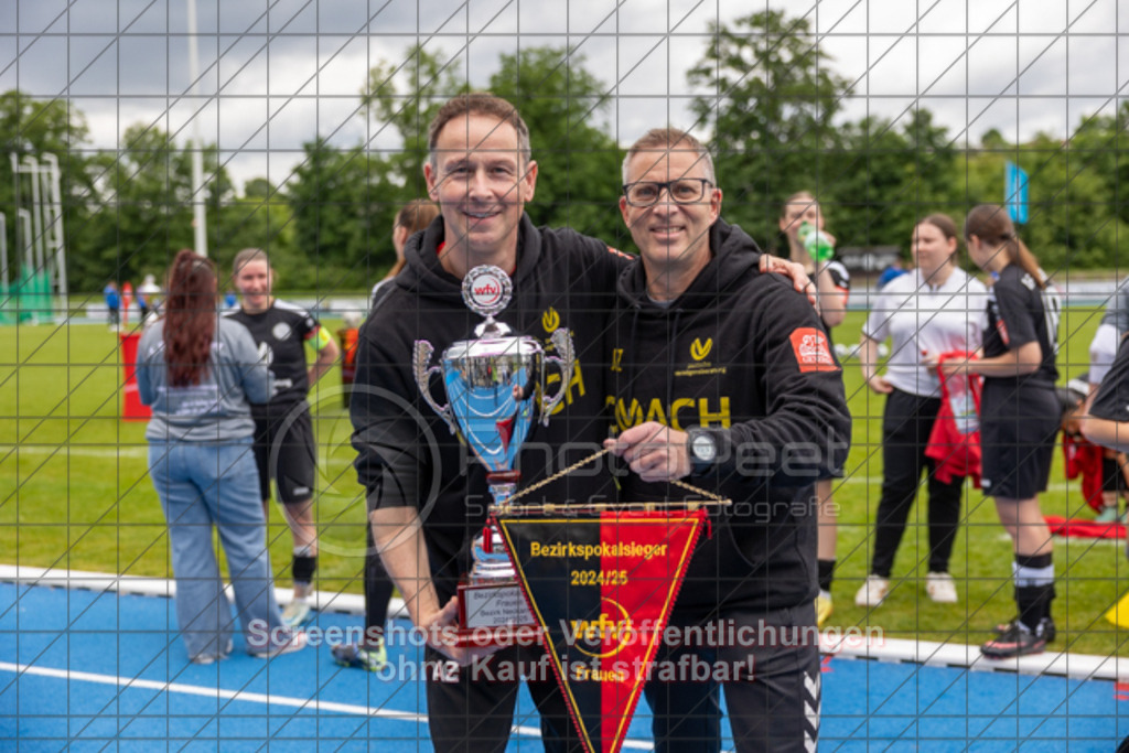 20250529_151544_1952 | #,  SGM Wendlingen-Ötlingen II (blau) vs. 1.FC Donzdorf II (schwarz), Fussball, Frauen-Bezirkspokal Finale Saison 2024/2025, Rasenplatz VfL Stadion Kirchheim, Jesinger Straße 105, 73230 Kirchheim, 29.05.2025 - 13:00 Uhr,Foto: PhotoPeet-Sportfotografie/Peter Harich