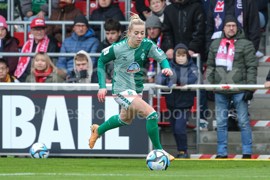 Fussball, Google Pixel Frauen-Bundesliga, RB Leipzig - SV Werder Bremen | v.li.: Nina Lührßen (SV Werder Bremen, 27) am Ball, Freisteller, Einzelbild, Ganzkörper, Aktion, Action, Spielszene, DIE DFB-RICHTLINIEN UNTERSAGEN JEGLICHE NUTZUNG VON FOTOS ALS SEQUENZBILDER UND/ODER VIDEOÄHNLICHE FOTOSTRECKEN. DFB REGULATIONS PROHIBIT ANY USE OF PHOTOGRAPHS AS IMAGE SEQUENCES AND/OR QUASI-VIDEO.