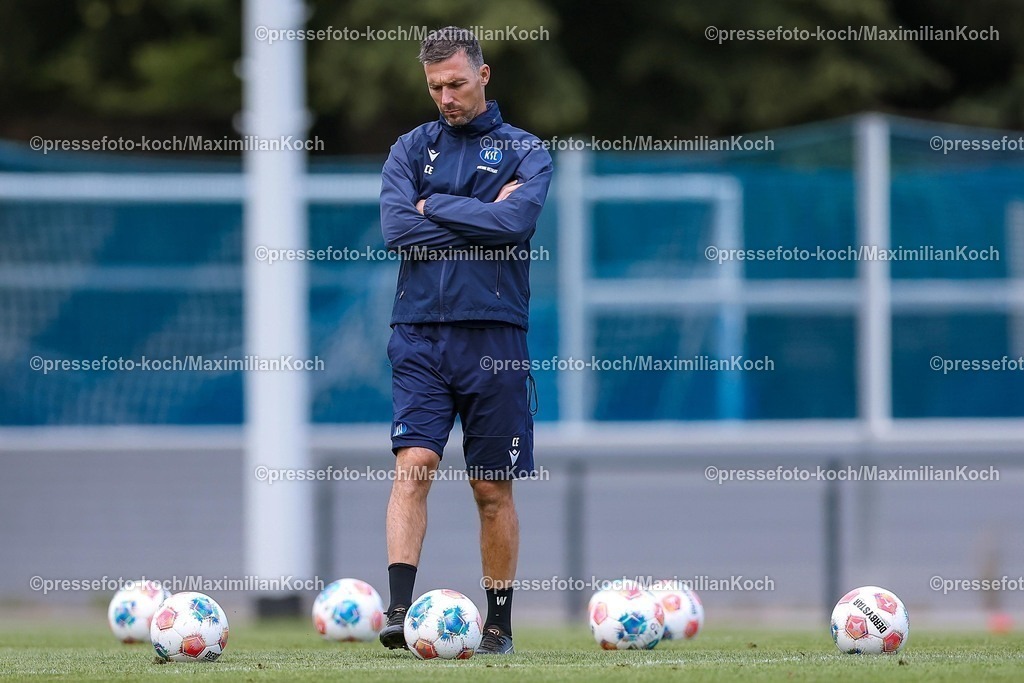 KSC02092502115 | 02.09.2025, Fußball, Training Karlsruher SC, 2. Fußball Bundesliga, Trainingsplatz am BBBank Wildpark Stadion Karlsruhe, Saison 2025 2026: Cheftrainer Christian Eichner (KSC #hc) 