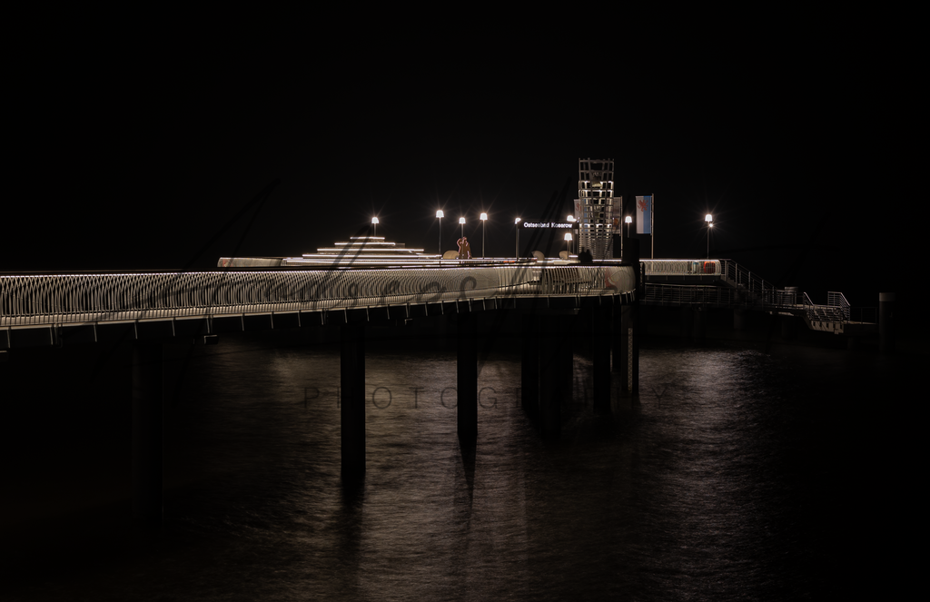 Seebrücke Koserow (Userdom) | Komplettansicht in einer stürmischen und kalten Winternacht - Realisiert mit Pictrs.com