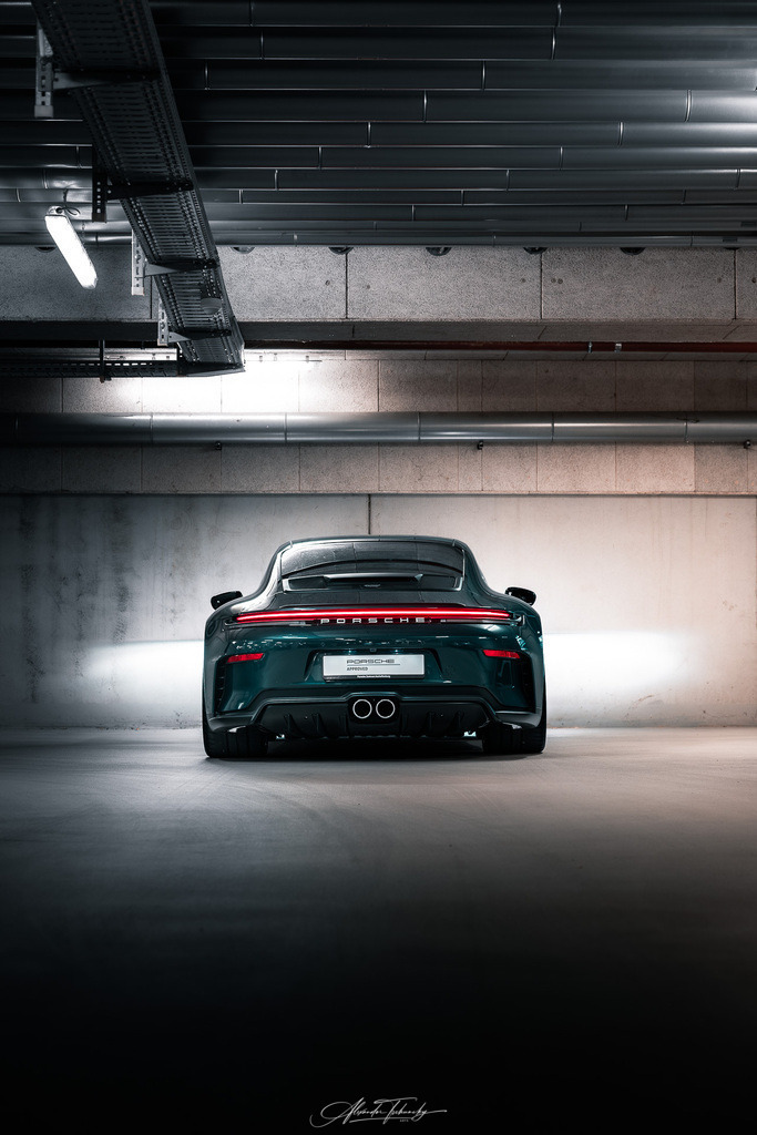 911 GT3 Touring Arlogrünmetallic | Entdecken Sie die faszinierende Welt von Alexander Tschuncky Arts: Kreative Fotografie, atemberaubende Automobilkunst und hochwertiger Bilderdruck. Lassen Sie sich inspirieren! - Realisiert mit Pictrs.com