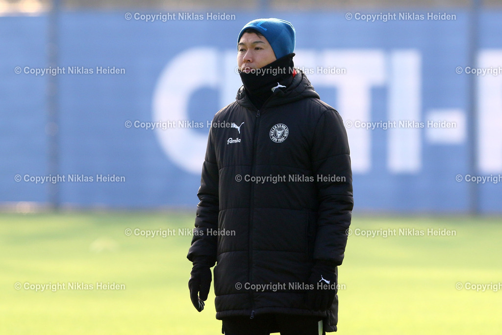 NH_HolsteinKiel_Training_12022025 | Takahiro Sato (Spielanalyst, Holstein Kiel)Fußball I Herren I Training I Saison 2024-2025 I Holstein Kiel I 12.02.2025 I Citti-Fußballpark