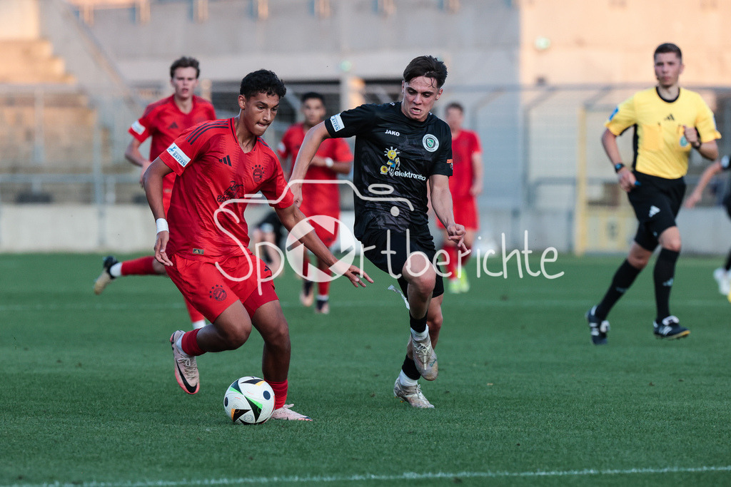 FC Bayern Amateure - SpVgg Ansbach | im Duell Yousef QUSHI (FCB #17) und Christian KESTEL (Ansbach #16) / Zweikampf
