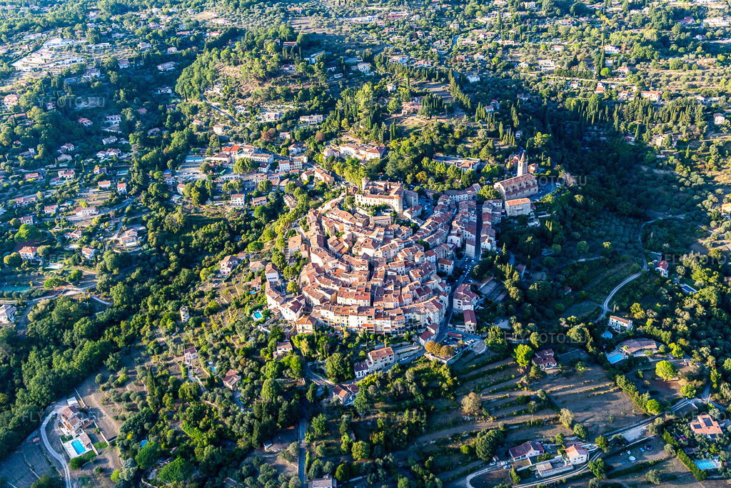 Vue aérienne: Vue de la ville à Callian dans le département Var, France. Photo: IMG_129475.jpg prise le 18/09/2021 par Werner Riehm/FLY-FOTO.eu – Résolution de l'original: 5472 x 3648 px