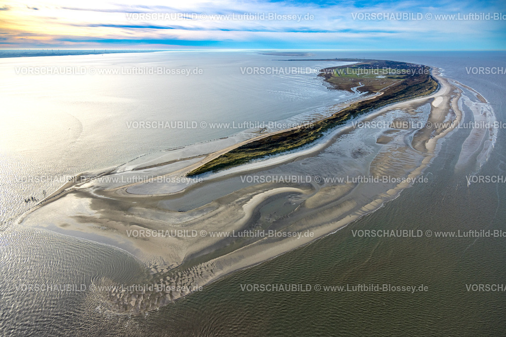 Friesland251106340Wangerooge | Luftbild, Gesamtansicht Ostfriesische Insel Wangerooge, Sandstrand und Ostinnengroden Grasland am östlichen Ende, Fernsicht und blauer Himmel mit Horizont, Wangerooge, Norddeutschland, Ostfriesland, Niedersachsen, Deutschland