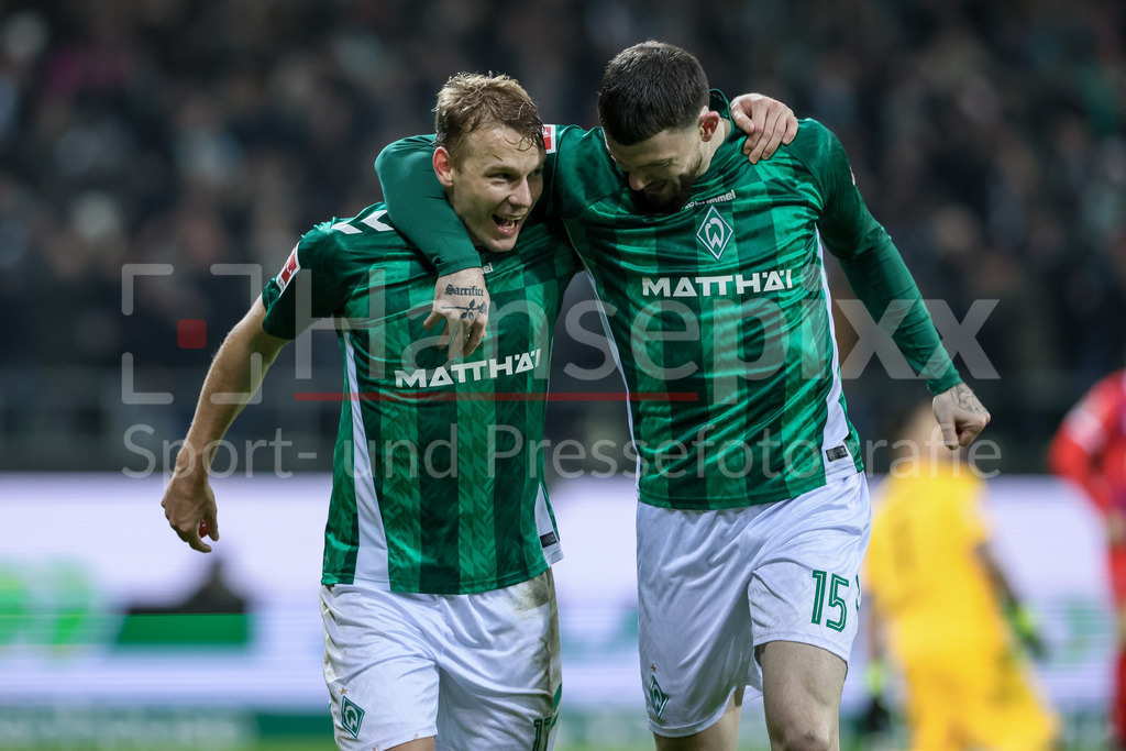 Fussball, Bundesliga, SV Werder Bremen - 1. FC Heidenheim | v.li.: Torschütze Marco Grüll (SV Werder Bremen, 17) und Oliver Burke (SV Werder Bremen, 15) mit Torjubel, Jubel, jubeln, jubelt, optimistisch, Spielszene, Highlight, Freude über das Tor zum 3:2, DIE DFL-RICHTLINIEN UNTERSAGEN JEGLICHE NUTZUNG VON FOTOS ALS SEQUENZBILDER UND/ODER VIDEOÄHNLICHE FOTOSTRECKEN. DFL REGULATIONS PROHIBIT ANY USE OF PHOTOGRAPHS AS IMAGE SEQUENCES AND/OR QUASI-VIDEO.