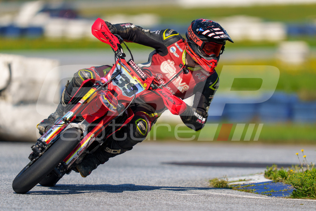 SuperMoto_Staatsmeisterschaft_Greinbach_250 | GRIPcapture steht für authentische Sportfotografie in Österreich – für Momente, die mehr sind als Geschwindigkeit oder Ergebnis. Es geht um Emotion, Spannung, Fokus und den Augenblick, der oft nur einen Wimpernschlag dauert.Ob Motorsport, Teamsport oder 