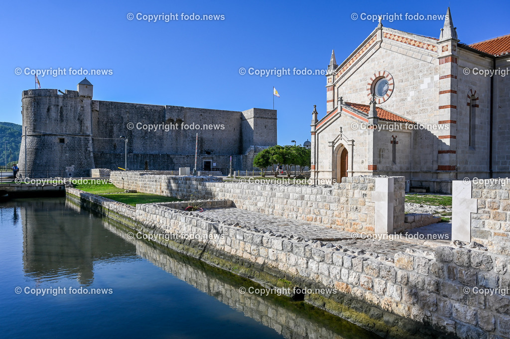 Kroatien_ Ston_ 12.10.2023-1 | 12.10.2023, Kroatien, HRV, Ston im Bild Stadtansichten, Gebauede, Mauer, Gastronomie, Tourismus, Touristen, Sehenswuerdigkeiten

Ston ist eine Kleinstadt auf der Halbinsel Pelješac im Sueden Kroatiens. Sie gehoert zur Gespanschaft Dubrovnik-Neretva. Die Befestigungen um die Stadt kontrollierten den Zugang zum Pelješac.