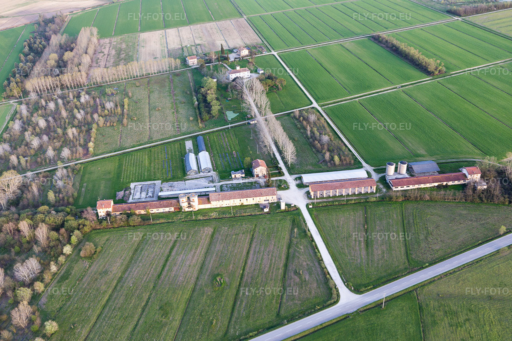 Vue aérienne: Vue de la ville à Palazzolo dello Stella dans le département Frioul-Vénétie Julienne, Italie. Photo: IMG_105843.jpg prise le 08/04/2018 par Werner Riehm/FLY-FOTO.eu – Résolution de l'original: 5472 x 3648 px