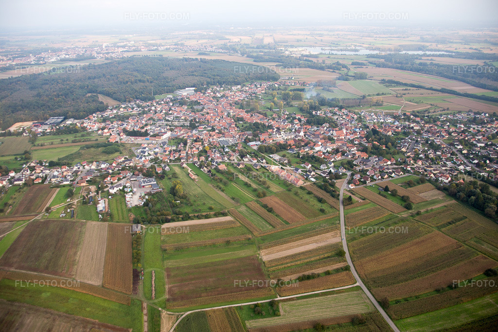 Aerial view: Agricultural fields and arable land in Gries in the state Bas-Rhin, France. – Photo: IMG_074231.jpg taken on 10/04/2014 by Werner Riehm/FLY-FOTO.com – Resolution of the original: 5472 x 3648 px