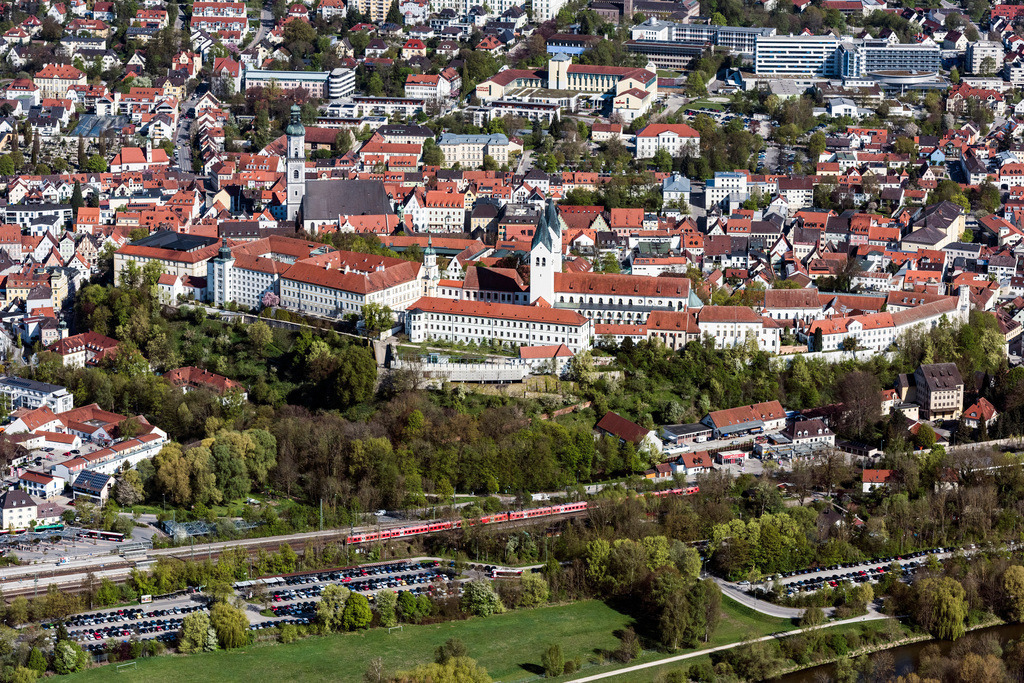 dr__0010723.jpg | FREISING 24.04.2017 Altstadtbereich und Innenstadtzentrum in Freising im Bundesland Bayern, Deutschland. // Old Town area and city center in Freising in the state Bavaria, Germany. Foto: Daniel Reiter