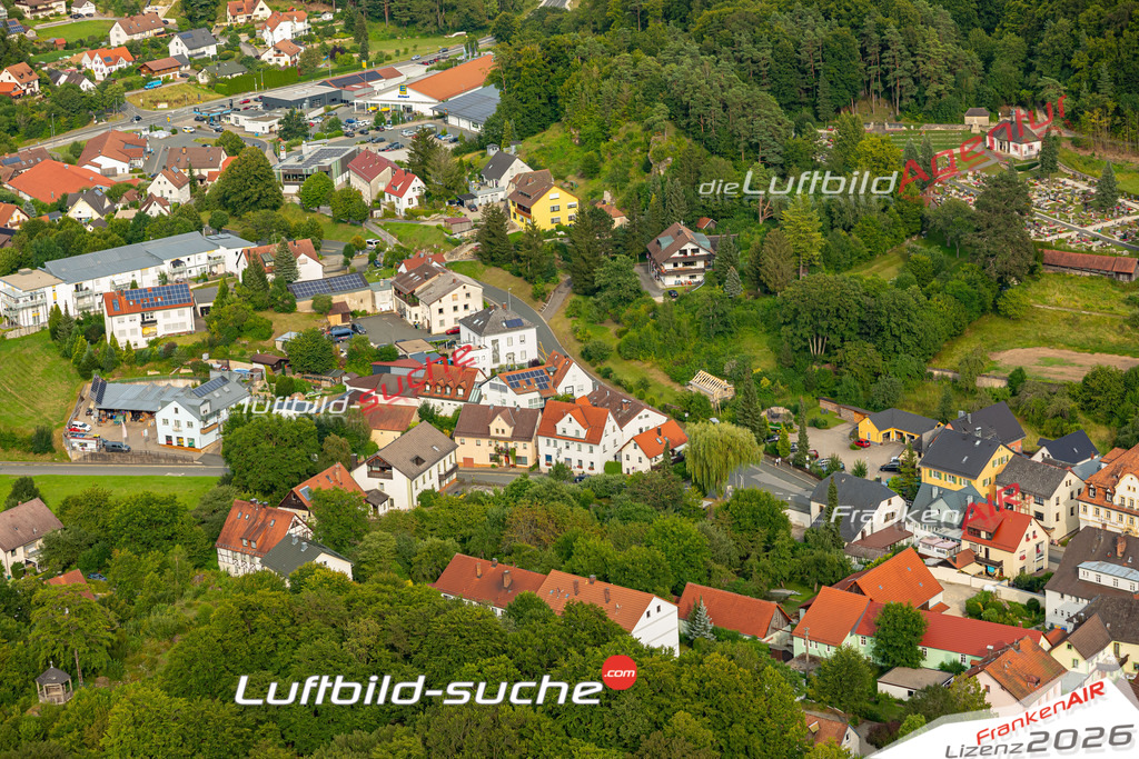 Das Luftbild zeigt :  Gössweinstein - Die Luftaufnahme wurde 2024 vom UL-Flugzeug aus erstellt ( keine Drohne ) - Hochauflösende Luftaufnahme - Für grossformatige Ausdrucke geeignet. Die Geschenkidee !Mit Lizenz und Bildrechte bestellbar
