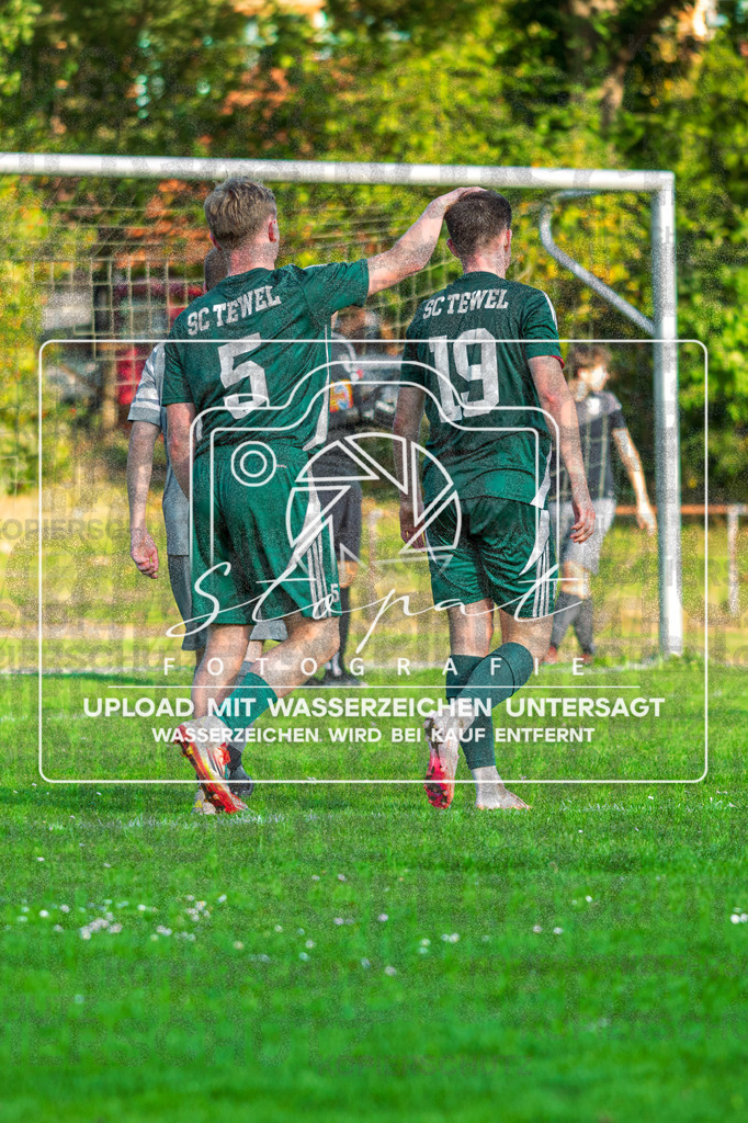 261004-HMKSCT-0016 | v.l. Jonas Von Elling (SC Tewel #5), Wesley Weitz (SC Tewel #19);Kreisliga Herren HK - Heidmark vs. SC Tewel am 04.10.26 in Heidmarkstadion, Bad Fallingbostel - Realisiert mit Pictrs.com