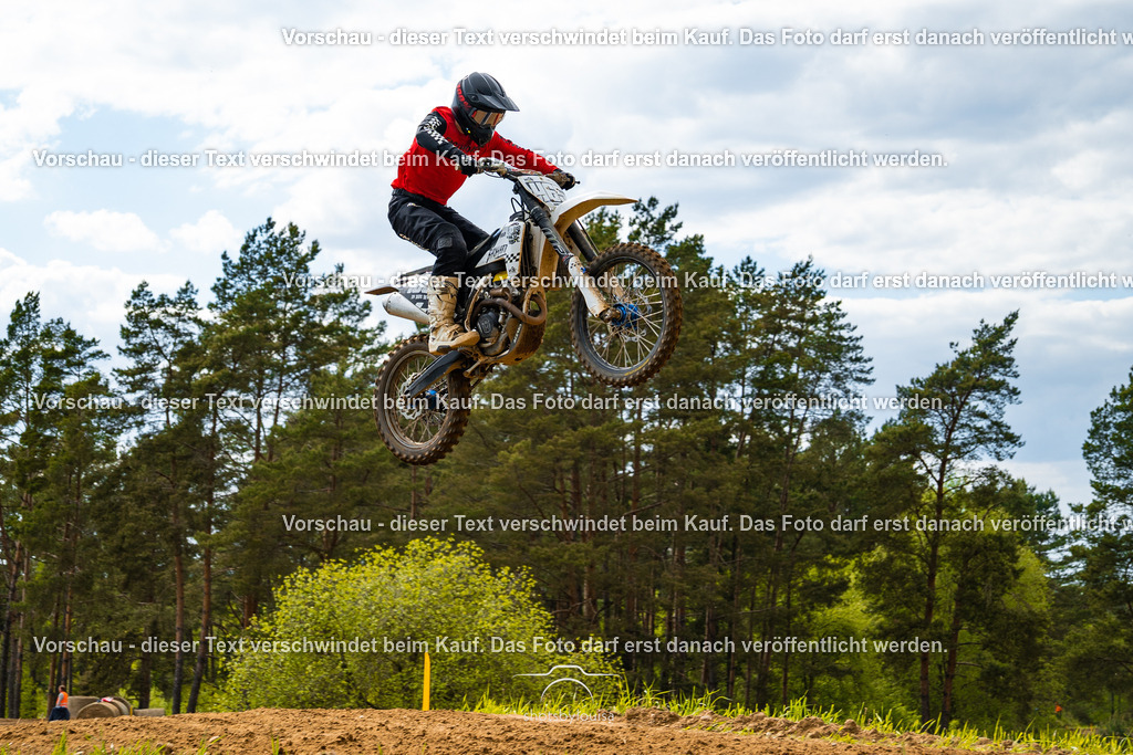 20260517_Templin-7540 | Sportfotografin aus Berlin-Brandenburg mit Fokus auf Motocross. Ich halte deine sportliche Leistung und echte Emotionen auf und neben der Strecke professionell fest. Entdecke die Fotos von deinem Rennen und bestelle sie direkt hier im Shop.