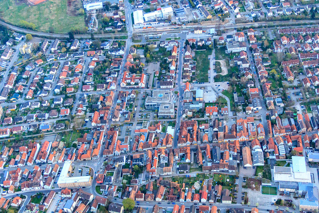 Luftbild: Sparkasse und Verbandsgemeinde Verwaltung in der Gartenstraße in Kandel im Bundesland Rheinland-Pfalz in Deutschland. Foto: IMG_63599.jpg vom 28.03.2014 durch Werner Riehm/FLY-FOTO.deWWW.SPARKASSE-SUEDPFALZ.DE