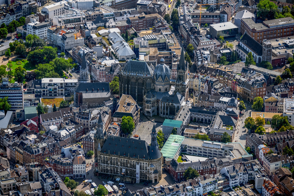 4048945 | Rathaus und  Aachener Dom, auch Hoher Dom zu Aachen, Aachener Münster oder Aachener Marienkirche, ist die Bischofskirche des Bistums Aachen und das bedeutendste Wahrzeichen der Stadt Aachen