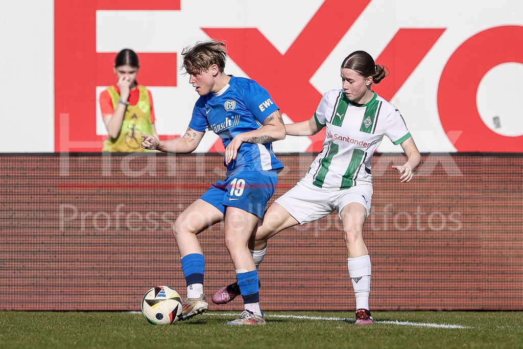 Fussball, 2. Frauen-Bundesliga, SV Meppen - Borussia Mönchengladbach | v.li.: Lea Mauly (SV Meppen, 19) und Miriam Arici (Borussia Möchengladbach, 2) im Zweikampf, Duell, Dynamik, Aktion, Action, Spielszene, DIE DFB-RICHTLINIEN UNTERSAGEN JEGLICHE NUTZUNG VON FOTOS ALS SEQUENZBILDER UND/ODER VIDEOÄHNLICHE FOTOSTRECKEN. DFB REGULATIONS PROHIBIT ANY USE OF PHOTOGRAPHS AS IMAGE SEQUENCES AND/OR QUASI-VIDEO.