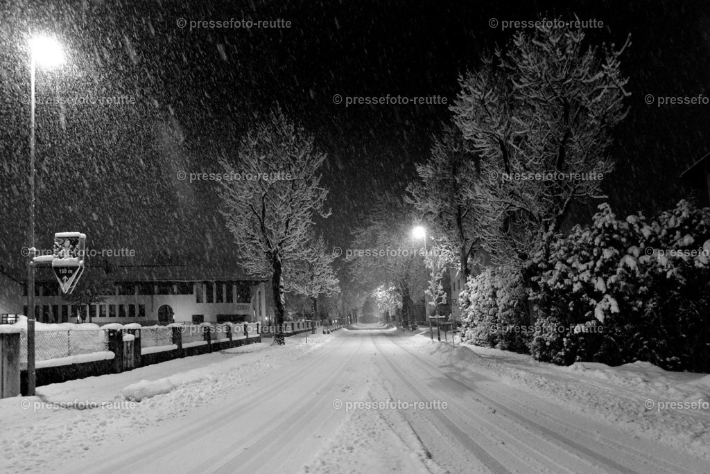11-BDB-Reutte-Schneefall+Weihnachtslichter-08Dez2021-BAHNHOF-WTV_0045-SW | Info aus dem Bezirk Reutte/Ausserfern Tirol sowie eine umfangreiche Bilddatenbank über die gesamte Region: Lechtal, Talkessel Reutte, Tannheimertal, Zwischentoren. Lech, Plansee, Zugspitze, Grenztunnel, B179, Fernpassstraße, Verkehr, Lawinen, Tradition, - Realisiert mit Pictrs.com