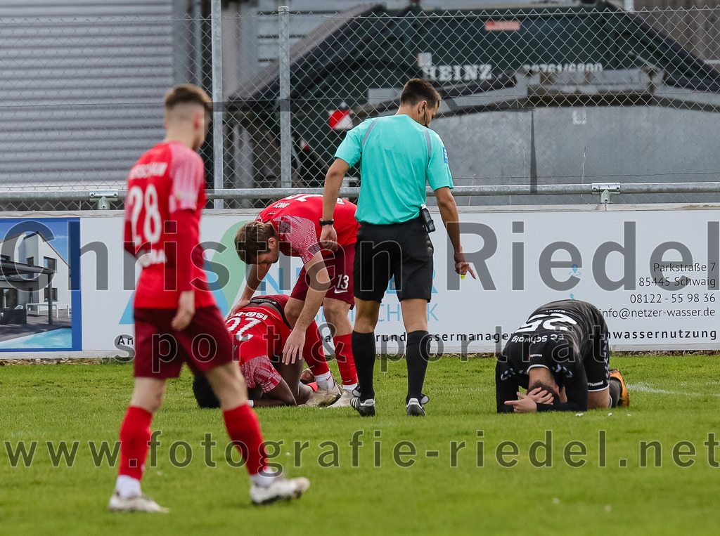 2024-02-24_018_FC_Schwaig_gegen_TSV_1880_Wasserburg | Oberding, Deutschland, 24.02.2024:
Fußball, 2. Runde Qualifikation TOTO-Pokal 2023 / 2024, 1. Spieltag, FC Schwaig gegen TSV 1880 Wasserburg, Endergebnis: 2:3

Lucas Knauer (TSV 1880 Wasserburg, #20), Dominik Brich (TSV 1880 Wasserburg, #13), Schiedsrichter Xaver Fabisch, Nils Ehret (FC Schwaig, #25)

Foto: Christian Riedel / fotografie-riedel.net