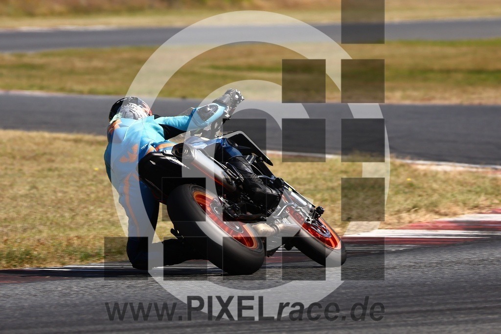0777-20240905_04561 | Schöne Erinnerungen an spannende Momente - das festzuhalten ist unser Job. PIXELrace.de ist seit 2003 auf den Rennstrecken Europas unterwegs um die Action draußen beim Fahren und die wunderbare Stimmung imm Fahrerlager für euch einzufangen.