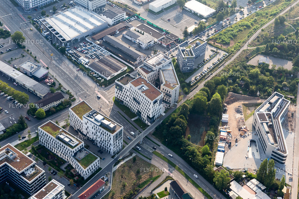 Baustelle des Gebäudes der entermedia GmbH in der Bahnstadt, Speyerer Straße Heidelbergs jüngster Stadtteil auf dem Gelände des ehemaligen Güterbahnhofs im Süden der Stadt im Stadtgebiet | Luftbild: Baustelle des Gebäudes der entermedia GmbH in der Bahnstadt, Speyerer Straße Heidelbergs jüngster Stadtteil auf dem Gelände des ehemaligen Güterbahnhofs im Süden der Stadt im Stadtgebiet im Ortsteil Alte Stadtgärtnerei in Heidelberg im Bundesland Baden-Württemberg in Deutschland. Foto: IMG_117114.jpg vom 25.08.2019 durch Werner Riehm/FLY-FOTO.de - Realisiert mit Pictrs.com