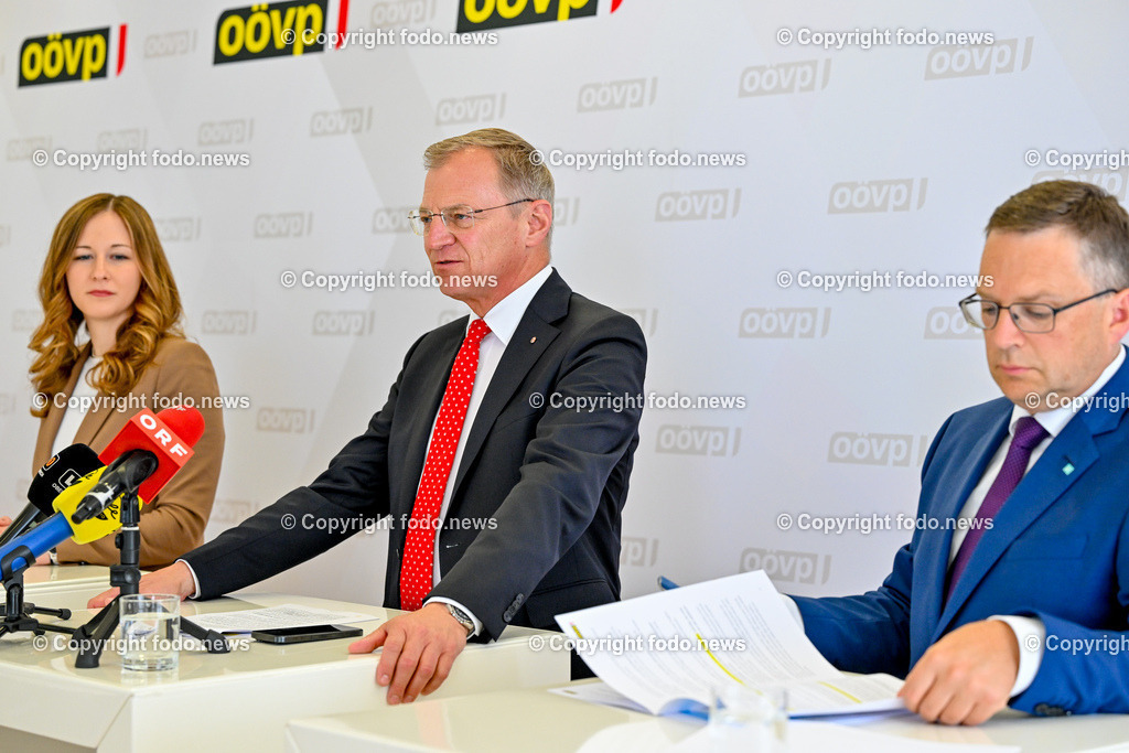 Pressekonferenz OeVP Oberoesterreich_ OOeVP-Kandidatenteam für die Nationalratswahl 2024_ 01.07.2024-26 | 01.07.2024, Linz, AUT, Pressekonferenz OeVP Oberoesterreich, OOeVP-Kandidatenteam für die Nationalratswahl - Stark fuer Oberoesterreichs Interessen, im Bild Claudia Plakolm (VP, Staatssekretaerin im Bundeskanzleramt fuer Jugendangelegenheiten und Zivildienstagenden), LH Thomas Stelzer (VP, Landeshauptmann Ooe), August Woeginger (VP, Klubobmann OeVP Parlamentsklub) 