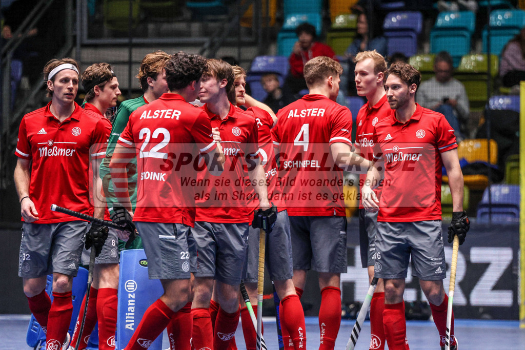 MJ_20230204-BHC-Alster-M-10 | Tom Stroink (Der Club an der Alster #22), Maximilian Schnepel (Der Club an der Alster #4) & Dieter-Enrique Linnekogel (Der Club an der Alster #16), Berliner HC - Der Club an der Alster am 4.2.2023 in der Ballsporthalle, Frankfurt am Main