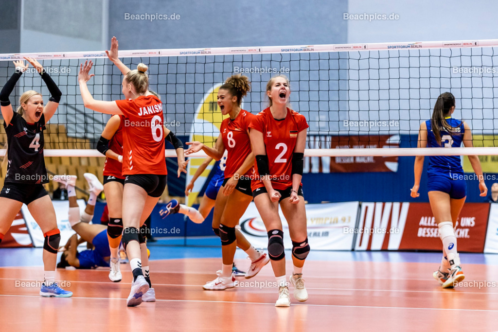 2022-00063378-Testspiel-Deutschland-Brasilien | Jubel pia KÄSTNER #2 (Zuspiel) GER, #de8, Jennifer JANISKA #6 (Annahme-Außen) GER, Anna POGANY #4 (Libera) GER, 17.09.2022; Berlin Foto: Gerold Rebsch - www.beachpics.de
