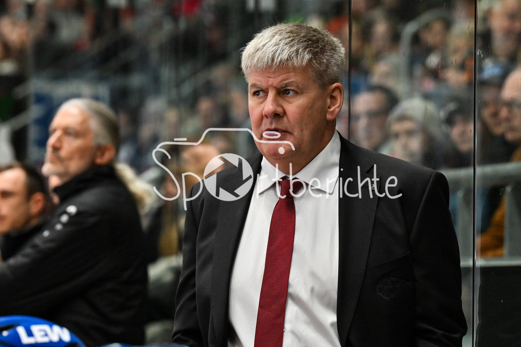Augsburger Panther - Schwenninger Wild Wings | AUGSBURG, DEUTSCHLAND - 2. NOVEMBER:  Bill PETERS Trainer Augsburger Panther in Aktion beim Ligaspiel zwischen den Augsburger Panthern und den Schwenninger Wild Wings am 17. Spieltag der Penny DEL im Curt Frenzel Stadion am 02.11.2025