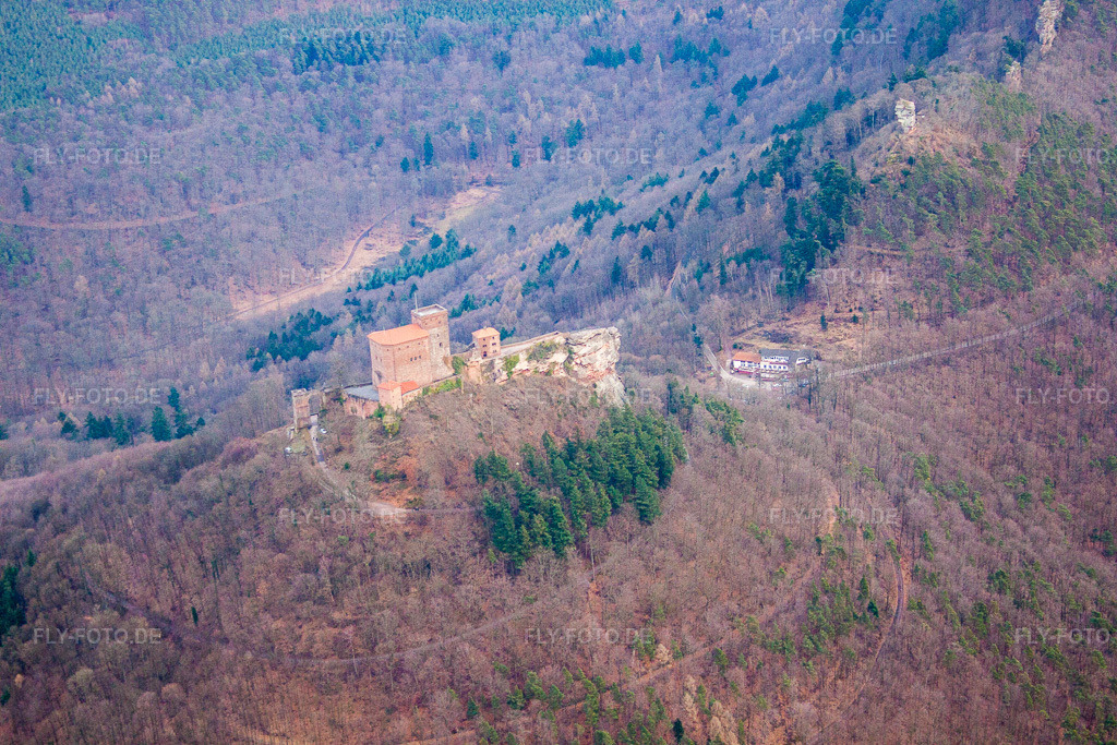 Luftbild: Die 3 Burgen Trifels, Anebos und Münz im Ortsteil Bindersbach in Annweiler im Bundesland Rheinland-Pfalz in Deutschland. Foto: IMG_62129.jpg vom 23.02.2014 durch Werner Riehm/FLY-FOTO.de