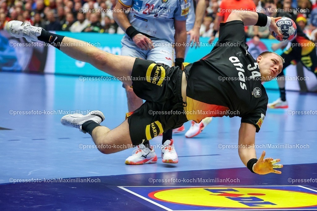 EHF19012602215 | 19.01.2026, Handball, Men's EHF EURO 2026, Deutschland - Spanien, Jyske Bank Boxen in Herning, Dänemark, Preliminary Round:  Justus Fischer (Germany #54) wirft den Ball auf das Tor