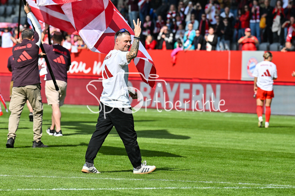 FC Bayern München - SC Freiburg | Die Spielerinnen des FC Bayern feiern die Meisterschaft nach dem Heimsieg gegen den SC Freiburg / Frauen Bundesliga: FC Bayern Muenchen - SC Freiburg, FC Bayern Campus am 27.04.2025 / Alexander STRAUS Trainer FC Bayern Muenchen Frauen bedankt sich bei den Fans