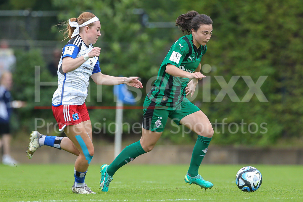 Fussball, 2. Frauen-Bundesliga, Hamburger SV - Borussia Möchengladbach | v.li.: Carla Morich (Hamburger SV, 10) und Kristina Bartsch (Borussia Mönchengladbach, 22) im Laufduell, Zweikampf, Duell, Dynamik, Aktion, Action, Spielszene, DIE DFB-RICHTLINIEN UNTERSAGEN JEGLICHE NUTZUNG VON FOTOS ALS SEQUENZBILDER UND/ODER VIDEOÄHNLICHE FOTOSTRECKEN. DFB REGULATIONS PROHIBIT ANY USE OF PHOTOGRAPHS AS IMAGE SEQUENCES AND/OR QUASI-VIDEO.
