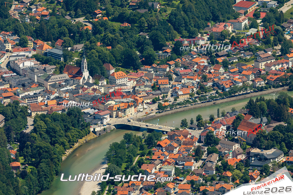 Aktuelles Luftbild von  Bad Tölz - Die Luftaufnahme wurde 2022 mittels UL-Flugzeug erstellt ( keine Drohne ) - hochauflösende Kamera-Systeme von  Canon -Beste Qualität - Für grossformatige Ausdrucke geeignet. Die Geschenkidee !