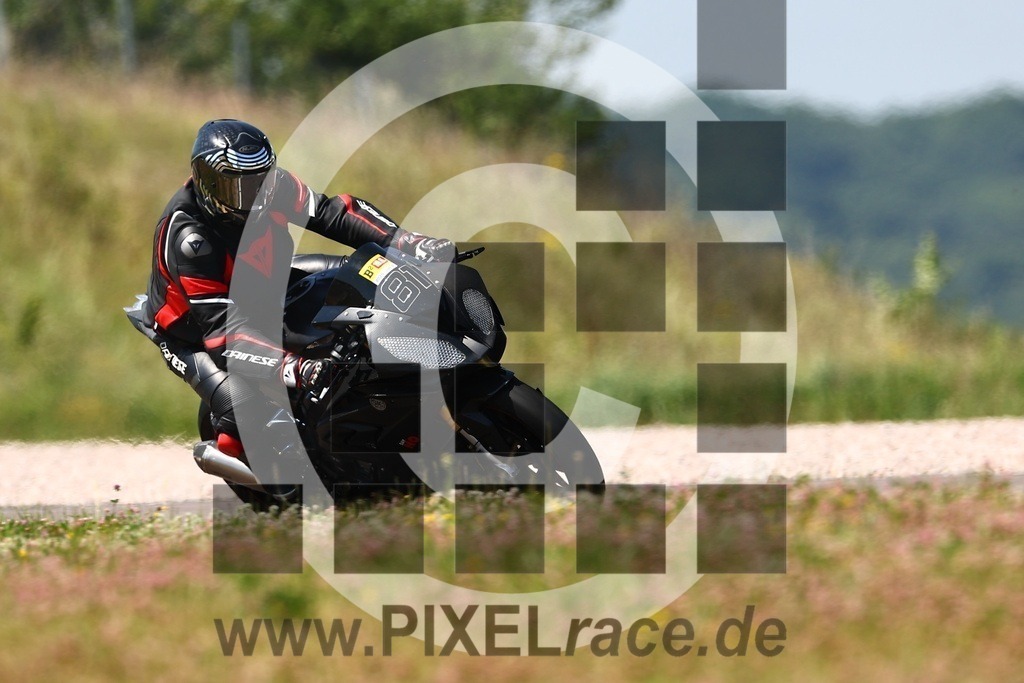 0081-20250619_02256 | Schöne Erinnerungen an spannende Momente - das festzuhalten ist unser Job. PIXELrace.de ist seit 2003 auf den Rennstrecken Europas unterwegs um die Action draußen beim Fahren und die wunderbare Stimmung imm Fahrerlager für euch einzufangen.