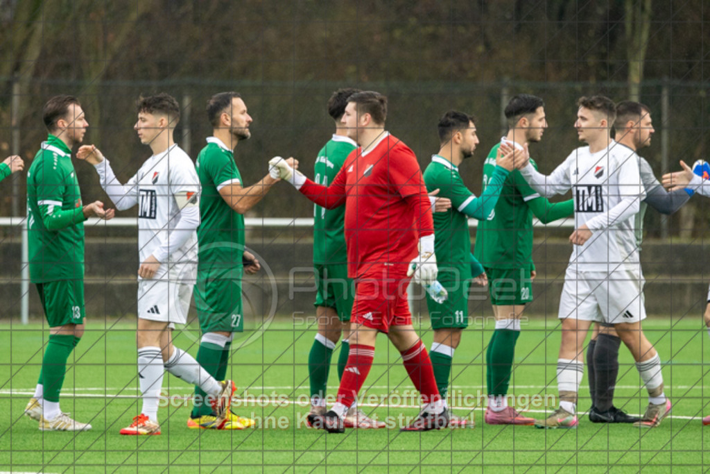 20251130_143625_0020 | #,KSG Eislingen (grün) vs. FTSV Kuchen (weiß), Fussball, Kreisliga A3 - Bezirk Neckar/Fils, 15. Spieltag, Saison 2025/2026, Kunstrasensportplatz am Eichenbach, Haldenstraße, 73054 Eislingen, 30.11.2025 - 14:30 Uhr,Foto: PhotoPeet-Sportfotografie/Peter Harich